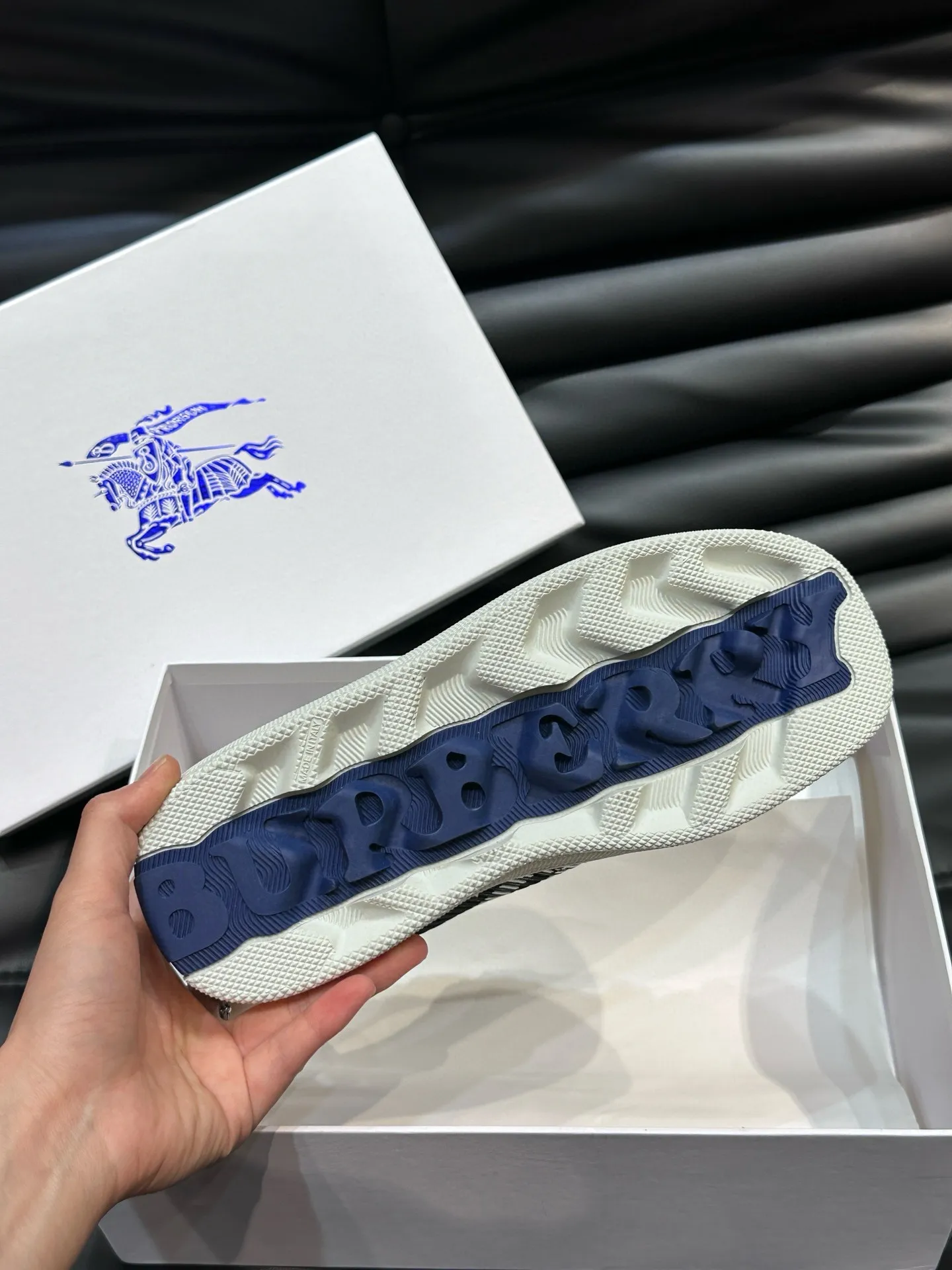 Factory price: 458💰Burberry Box series👫 Thick-soled casual sports shoes for couples, cool sneakers and bread shoes, purchased and developed from the original version, the top version of Box series sports shoes, made of original plaid/knitted fabric, embellished with EKD embossing. Made of mesh lining, the laces are decorated with metal coils, the rubber sole is decorated with the Burberry letter logo, and the original molded 3.5CM two-color T men's shoe 💰U outsole! Code number: 35-45 (35-45 customized)